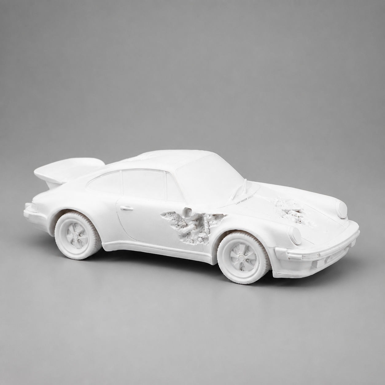 European Style Luxury Geometric Car Model Sculpture Resin Ornament for Living Room, Study, TV Cabinet Home Decor